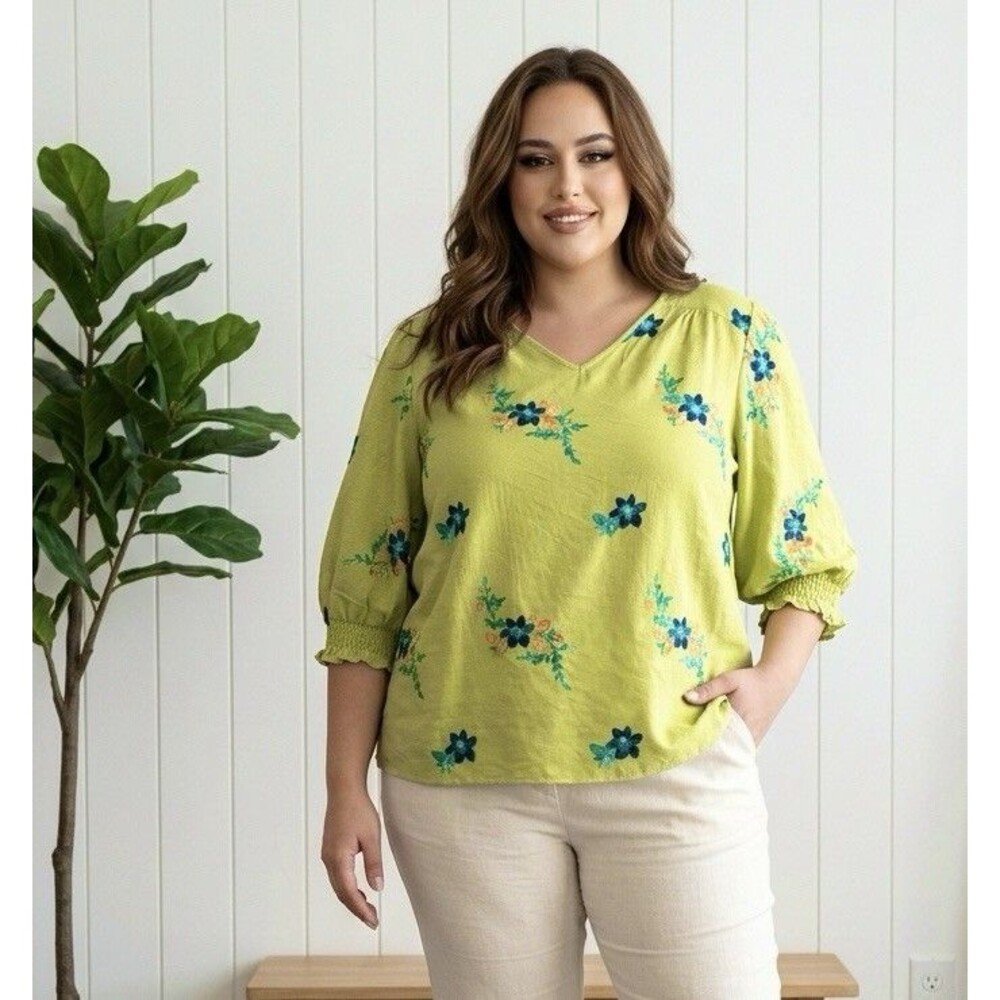 KINDRED Women’s 2X Crinkled V Neck Top Embroidered Floral 3/4 Sleeves